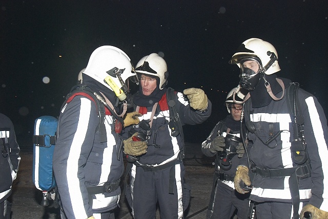 2010/30a/20100210 027 Oefening 2 binnenbrand schuur Bennebroekerweg.jpg